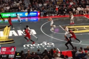 小手一抖，助攻到手！約基奇搶斷速推反擊 直塞沃特森輕松暴扣！