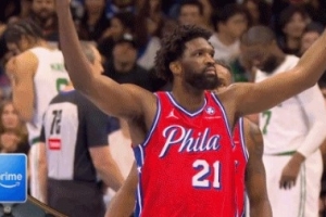 打高興了！恩比德突破打成2+1&煽動主場球迷情緒