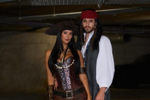 萬(wàn)圣節(jié)！魯本-迪亞斯與女友cos加勒比海盜