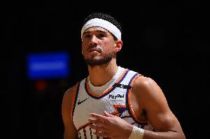 火力全開！布克開季6場比賽有5場砍下30+ 近4戰(zhàn)全部30+