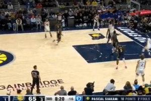 一飛沖天！庫(kù)明加中路長(zhǎng)驅(qū)直入 起飛滑翔雙手暴力虐筐