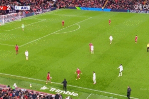 索博斯洛伊拖延時間，埃梅里憤怒將其推開，索博吃到黃牌