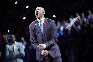 卡特談猛龍球衣退役儀式上激動落淚：那只是我身體的本能反應(yīng)