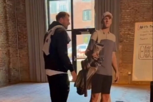 整活！東契奇一把推倒里夫斯等高紙板 兩人高爾夫推桿不忘互損