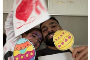 享受溫馨家庭時(shí)光！薩拉赫社媒曬陪伴女兒玩耍照片