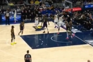 連續(xù)轟炸籃筐！庫(kù)明加試探步突破防守后雙手暴扣！