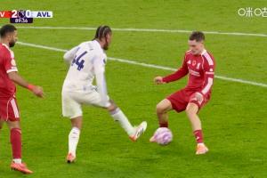 ??維爾茨頂在中鋒17分鐘，4觸球2丟球權(quán)1次離譜長(zhǎng)傳1次穿襠被過