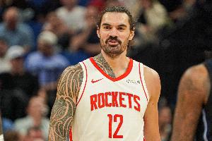 游刃有余！亞當(dāng)斯首節(jié)4分鐘2中2貢獻(xiàn)4分2板2助 正負(fù)值+3