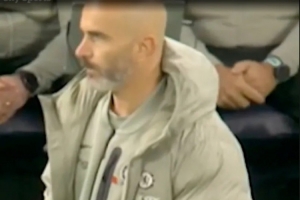 馬雷斯卡比賽中手插褲兜撓私處，球迷吐槽：他的蛋蛋總是很癢