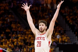 準(zhǔn)三雙到手！申京13中5得16分10板9助 另有1搶斷2蓋帽很全面