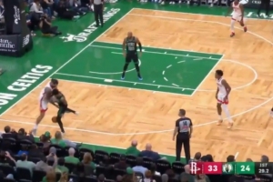 咋救回來(lái)的？亞當(dāng)斯積極拼搶 硬生生救回一個(gè)球權(quán)&還轉(zhuǎn)換成得分