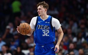 記者：弗拉格控運(yùn)投射短板被放大 獨行俠既夾不下CC又頂不住杜倫