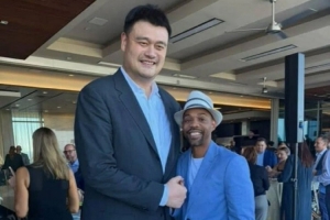 老熟人了！媒體人曬照：姚明與前隊友“街球王”阿爾斯通合照