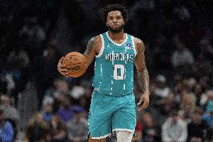 殺傷頻頻！邁爾斯-布里奇斯半場8中3拿到14分3助 罰球6中6