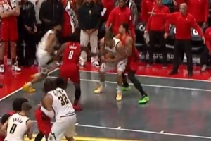 不滿判罰！掘金主帥：我們也要學(xué)會(huì)從后面抱人 反正碰到球就爭(zhēng)球