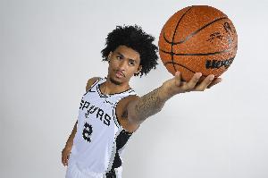 希望無礙！榜眼秀迪倫-哈珀左小腿受傷傷退 回到場邊時穿著保護靴