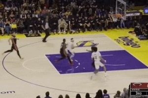 攻防建功！海斯搶斷后速推反擊 助攻里夫斯上籃得手