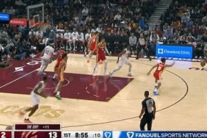 這就花了？米切爾連中高難度三分 騎士轟出16-2開(kāi)局！