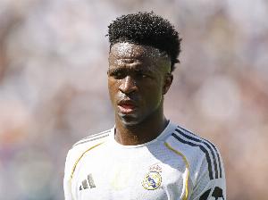 皇馬球迷在訓(xùn)練場(chǎng)外打橫幅支持維尼修斯：你非常出色，我們都愛你