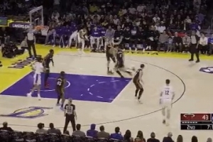 防守人倒地了！東契奇突破包夾直殺籃下 倚住防守上籃打中