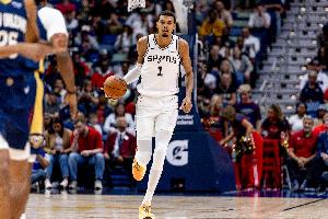 張佳瑋：太陽(yáng)學(xué)熱火不讓文班進(jìn)禁區(qū) 馬刺需要找到穩(wěn)定組織者