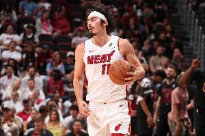 沖擊力十足！哈克斯半場(chǎng)9中5&罰球9中6拿到16分 另有4板2助