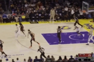 這視野無敵！東契奇縱觀全場的四分衛(wèi)長傳 助攻拉拉維亞扣籃得分