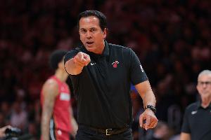 解說：今年的熱火是NBA最快球隊 還有其他隊也更快了 跑步帶個球