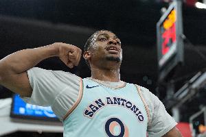 干凈利落！凱爾登閃電變向殺進內(nèi)線 鉚足勁掄臂戰(zhàn)斧隔扣馬威