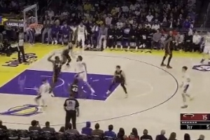 得吃得喝扣到爽！海斯掩護(hù)后下順 接里夫斯拋傳飛高高空接暴扣！