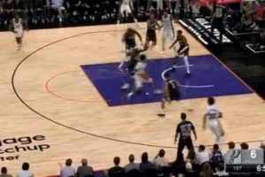 節(jié)奏大師！哈珀變速突破 倚住防守上籃打中還要加罰