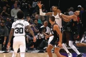 危險(xiǎn)了！文班低位要位揚(yáng)手打翻布克 被吹進(jìn)攻犯規(guī)&本場(chǎng)第4次犯規(guī)