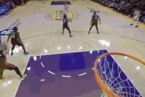 沒虧！里夫斯三分命中&海斯進(jìn)攻犯規(guī) 判定進(jìn)球有效&犯規(guī)在后