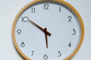 ??【小貼士】明日起美國進(jìn)入冬令時(shí)??NBA看球時(shí)間延后1小時(shí)~