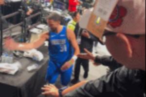 極度不爽！克萊手感不錯(cuò)卻被按在板凳上 賽后扇飛水瓶發(fā)泄不滿