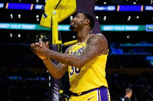 不光能防啊！斯瑪特9中4得11分3板4助2斷1帽 三分7中3