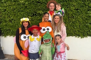 瓦妮莎曬出全家萬(wàn)圣節(jié)裝扮 加索爾再次陪同科比家人一起過(guò)節(jié)