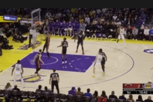 首發(fā)中鋒！海斯先接里夫斯傳球大鵬展翅暴扣 后隔著兩人補(bǔ)扣得手