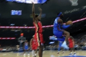 回頭望月！亞歷山大底線突破 空中漫步拉桿反籃打中轟停鵜鶘