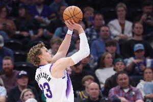 苦苦硬撐！馬爾卡寧半場18中10&三分7中3拿到23分 另有4板1助