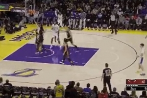 不斷沖擊！里夫斯晃開防守左手上籃得分