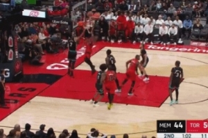 浪費(fèi)我妙傳！巴雷特?fù)屒皥?chǎng)籃板背后妙傳 博伊爾斯跟進(jìn)空籃扣飛