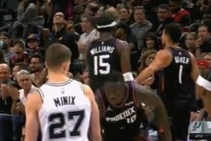 勝負已分！馬刺換下主力投子認負 太陽派出馬盧阿奇