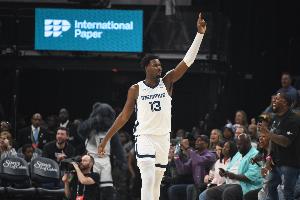 獨(dú)自帶隊(duì)支撐！賈倫-杰克遜半場8中5&三分2中1拿12分 另有4板