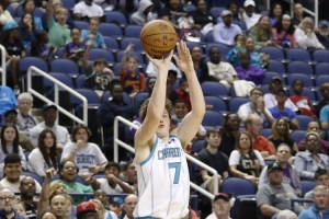 太穩(wěn)了！四號(hào)秀克尼佩爾上半場(chǎng)10中6&三分5中3砍下17分4板2助