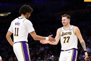 東契奇和海斯擊掌慶祝！湖人曬贏球海報(bào)：今晚洛杉磯很吵