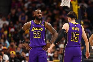 里夫斯：賽后第一時(shí)間我就告訴詹姆斯 我給他們父子都送出過(guò)空接