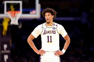 首節(jié)很完美！海斯出戰(zhàn)7分鐘5中5砍11分 還扔進一記三分！