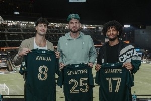 獲贈球衣！斯普利特&阿夫迪亞&夏普觀看同城美職聯(lián)伐木工隊季后賽