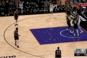 不容易！文班籃下接球完成扣籃 打破個(gè)人得分荒